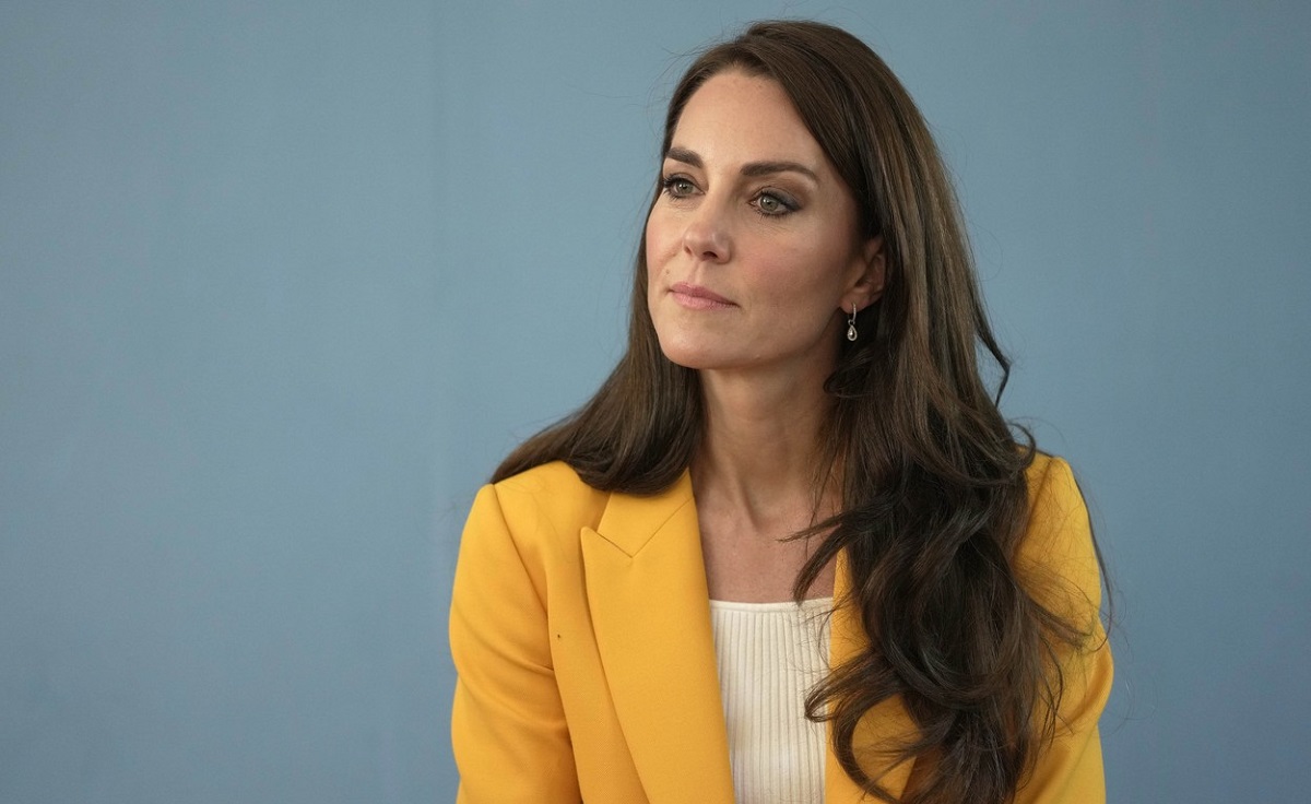 Kate Middleton într-un sacou galben în timp ce promovează săptămâna de conștientizare a sănătății mintale