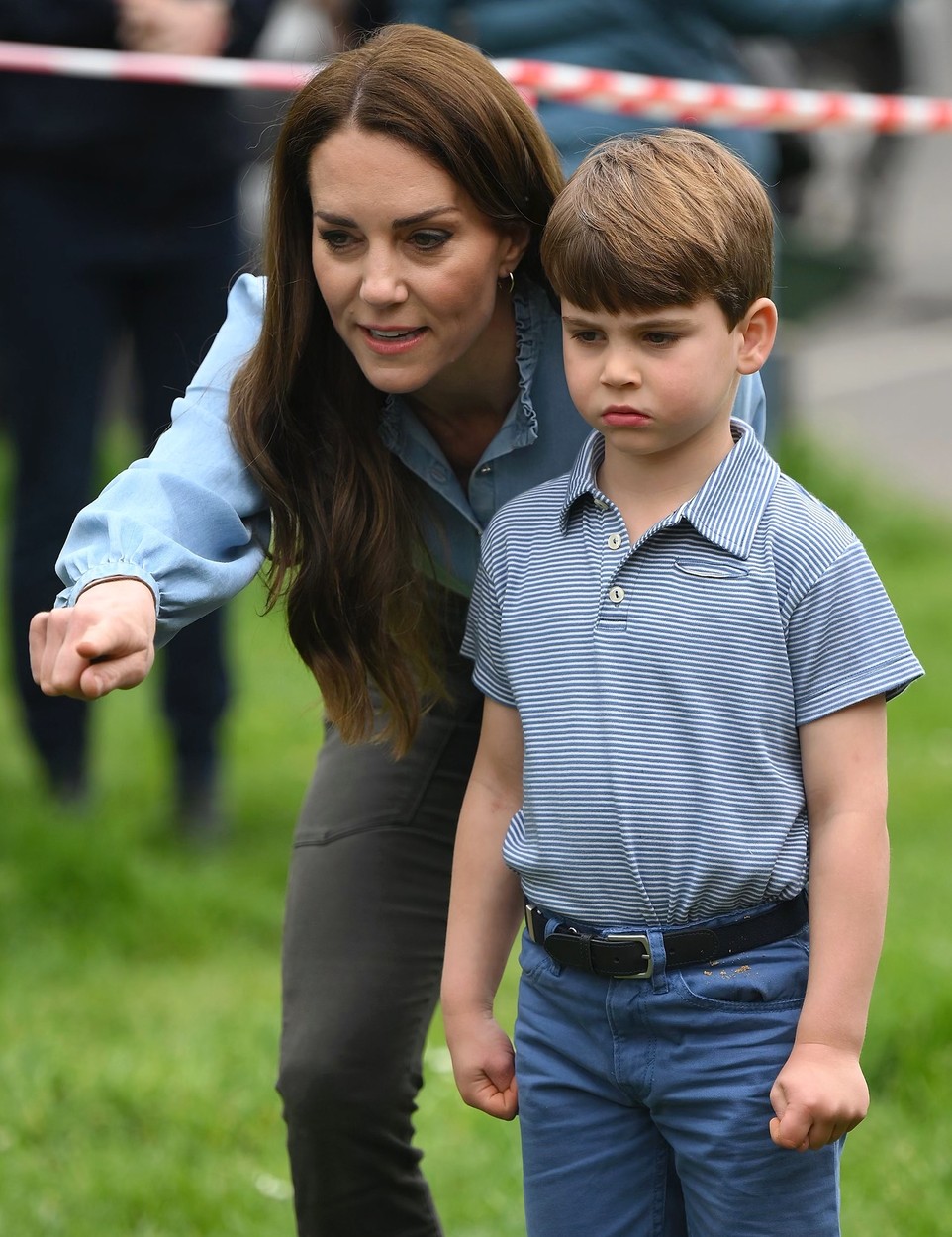 Kate Middleton îi arată Prințului Louis ceva cu degetul