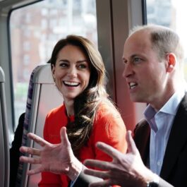 Kate Middleton și Prințul William în timp ce stau de vorbă la metrou