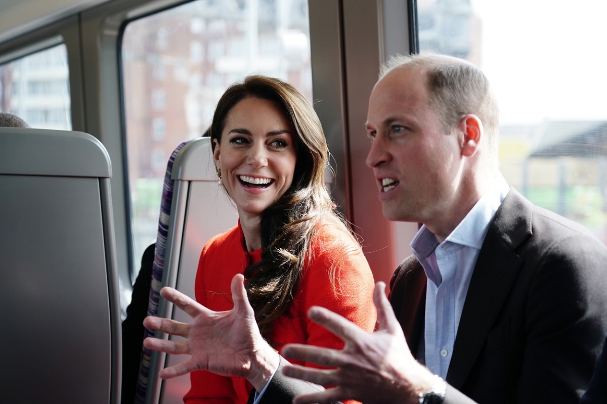 Kate Middleton și Prințul William în timp ce stau de vorbă la metrou