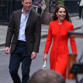Kate Middleton și Prințul William în timp ce merg la un pub din Soho