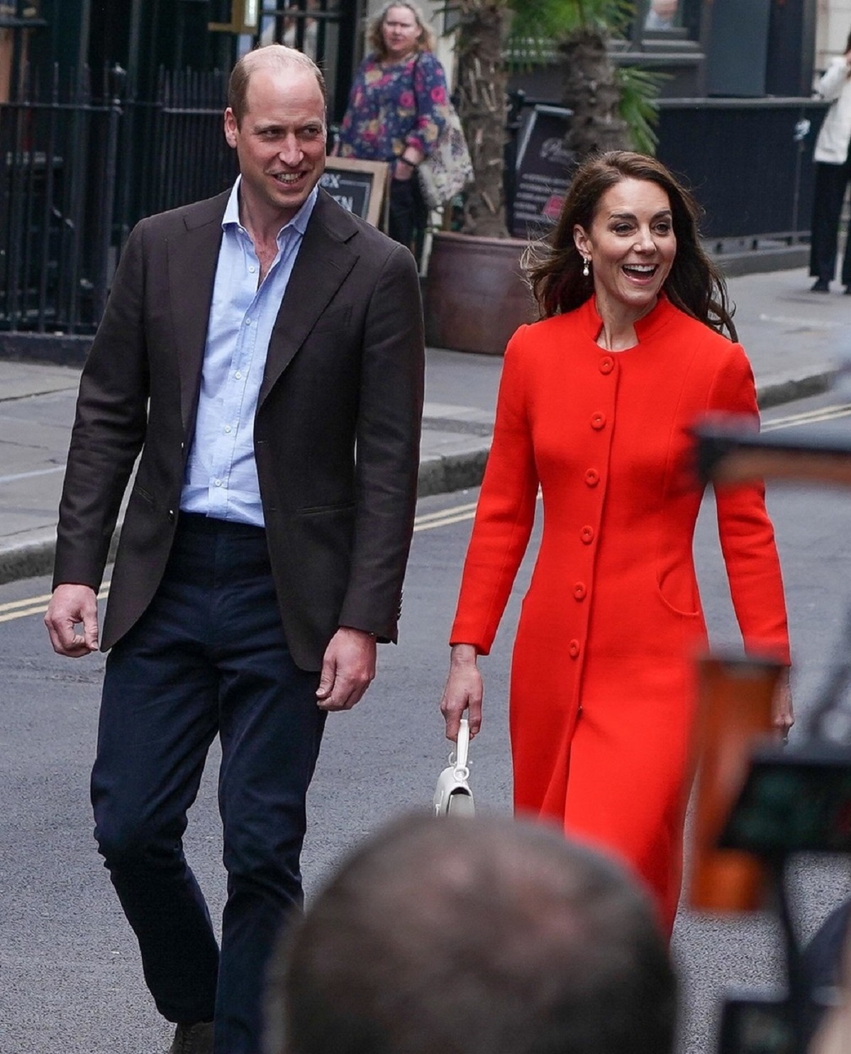 Kate Middleton și Prințul William în timp ce merg la un pub din Soho