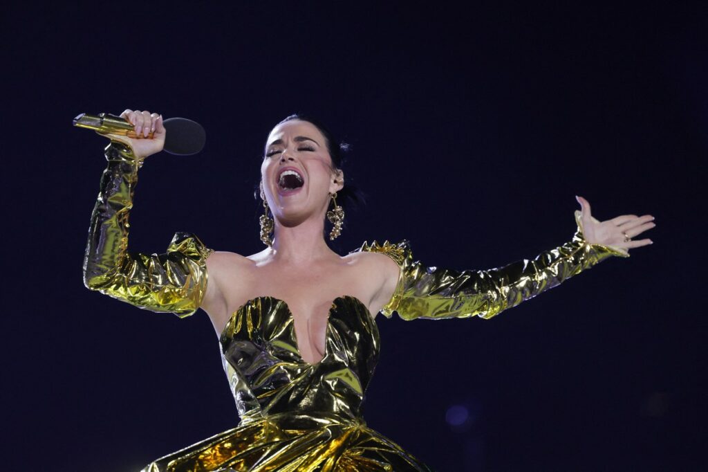 Katy Perry, într-o rochie aurie, pe scena concertului de încoronare
