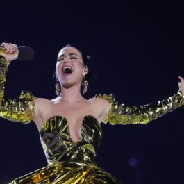Katy Perry, într-o rochie aurie, pe scena concertului de încoronare