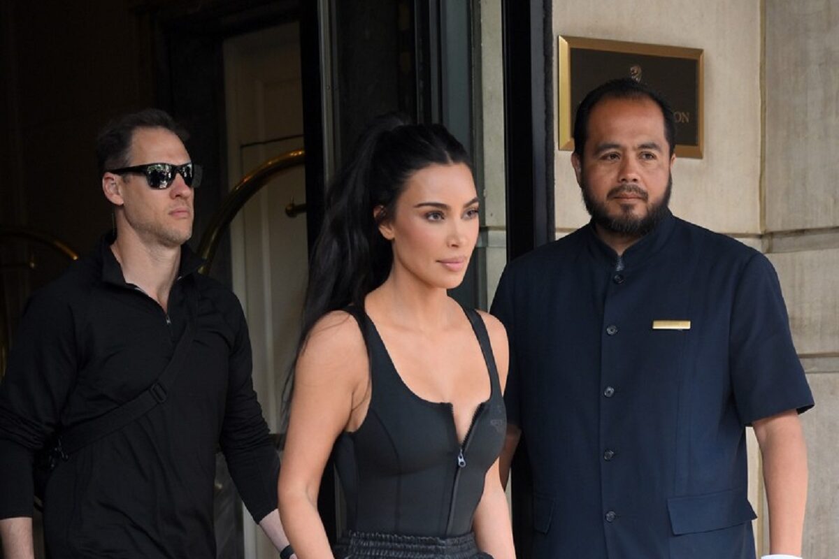 Kim Kardashian într-un corset negru în timp ce pleacă din hotel