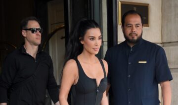 Kim Kardashian într-un corset negru în timp ce pleacă din hotel