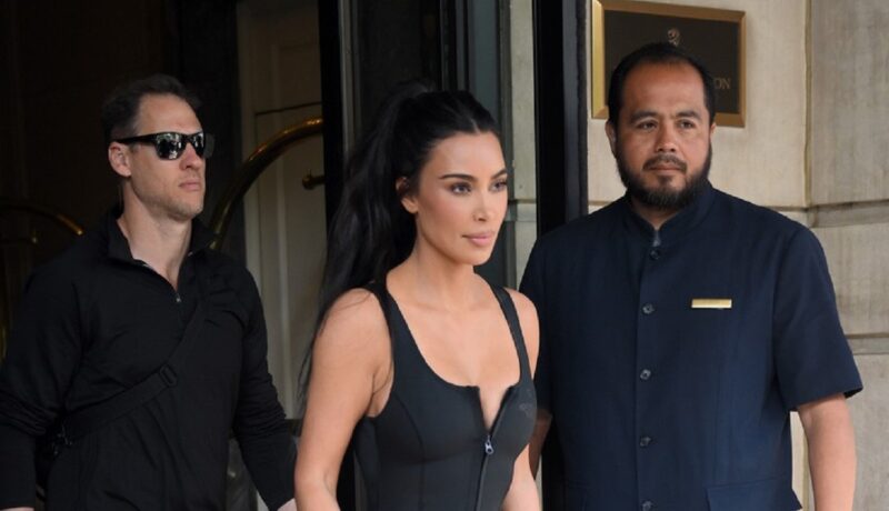 Kim Kardashian a purtat un corset negru. Vedeta a fost surprinsă în fața unui hotel din New York