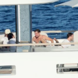 Leonardo DiCaprio în timp ce se relaxează pe un iaht