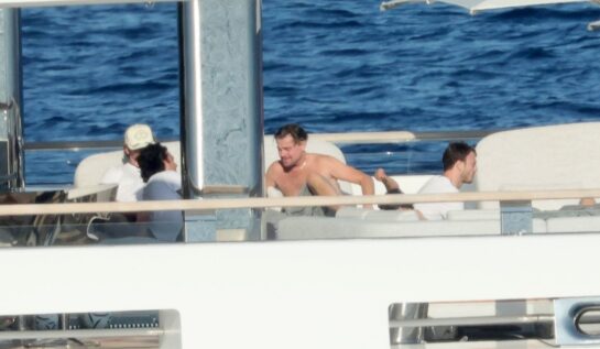 Leonardo DiCaprio se relaxează în vacanța din Sardinia. Actorul a fost surprins alături de mai multe domnișoare pe un iaht de lux