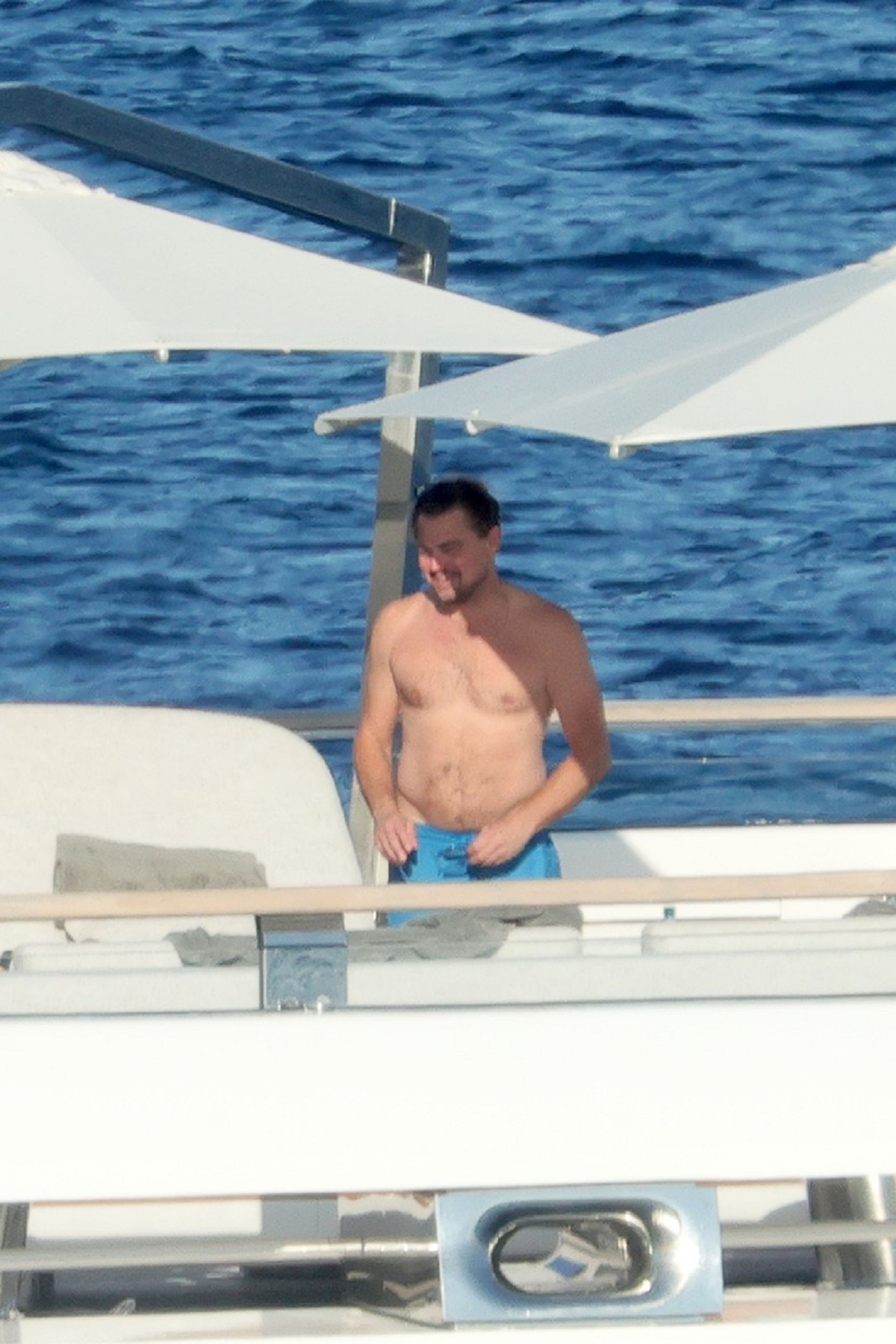 Leonardo DiCaprio, la bustul gol, în timp ce se relaxează pe un iaht din Sardinia