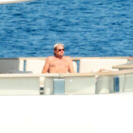 Leonardo DiCaprio în timp ce se află pe un iaht în Sardinia