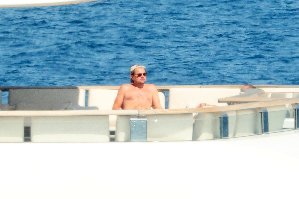 Leonardo DiCaprio în timp ce se află pe un iaht în Sardinia