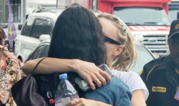 Lily-Rose Depp îl sărută cu pasiune pe 070 Shake pe aeroportul din Los Angeles. Fiica lui Johnny Depp este de ceva timp pe prima pagină a tabloidelor