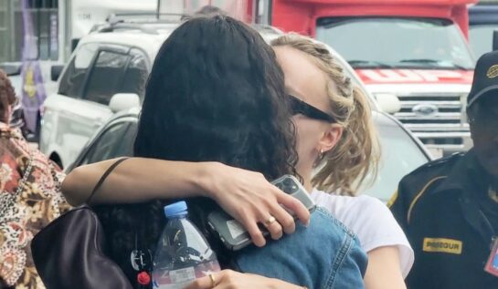 Lily-Rose Depp o sărută cu pasiune pe 070 Shake pe aeroportul din Los Angeles. Fiica lui Johnny Depp este de ceva timp pe prima pagină a tabloidelor