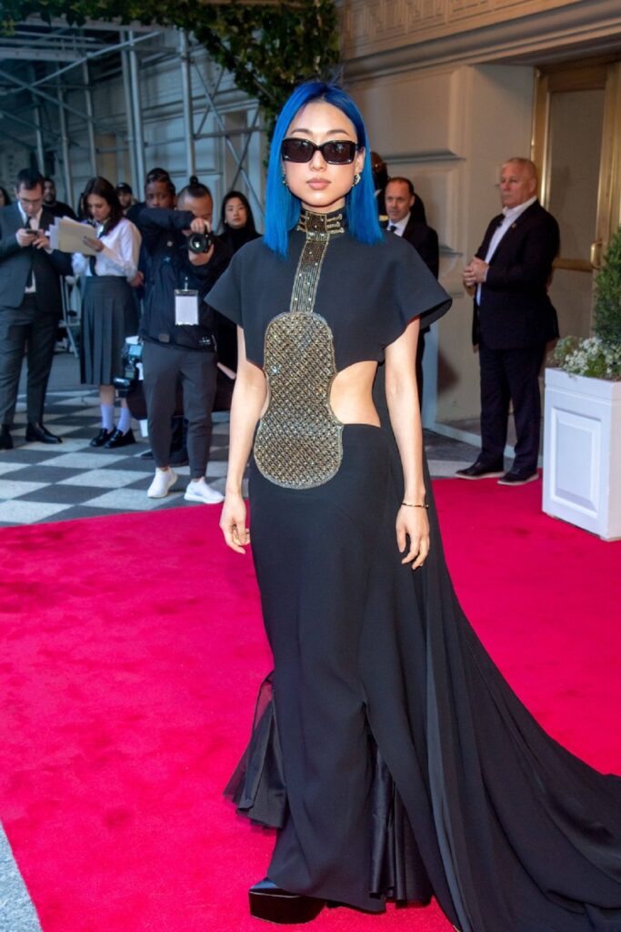 Margaret Zhang într-o rochie neagră la Met Gala 2023
