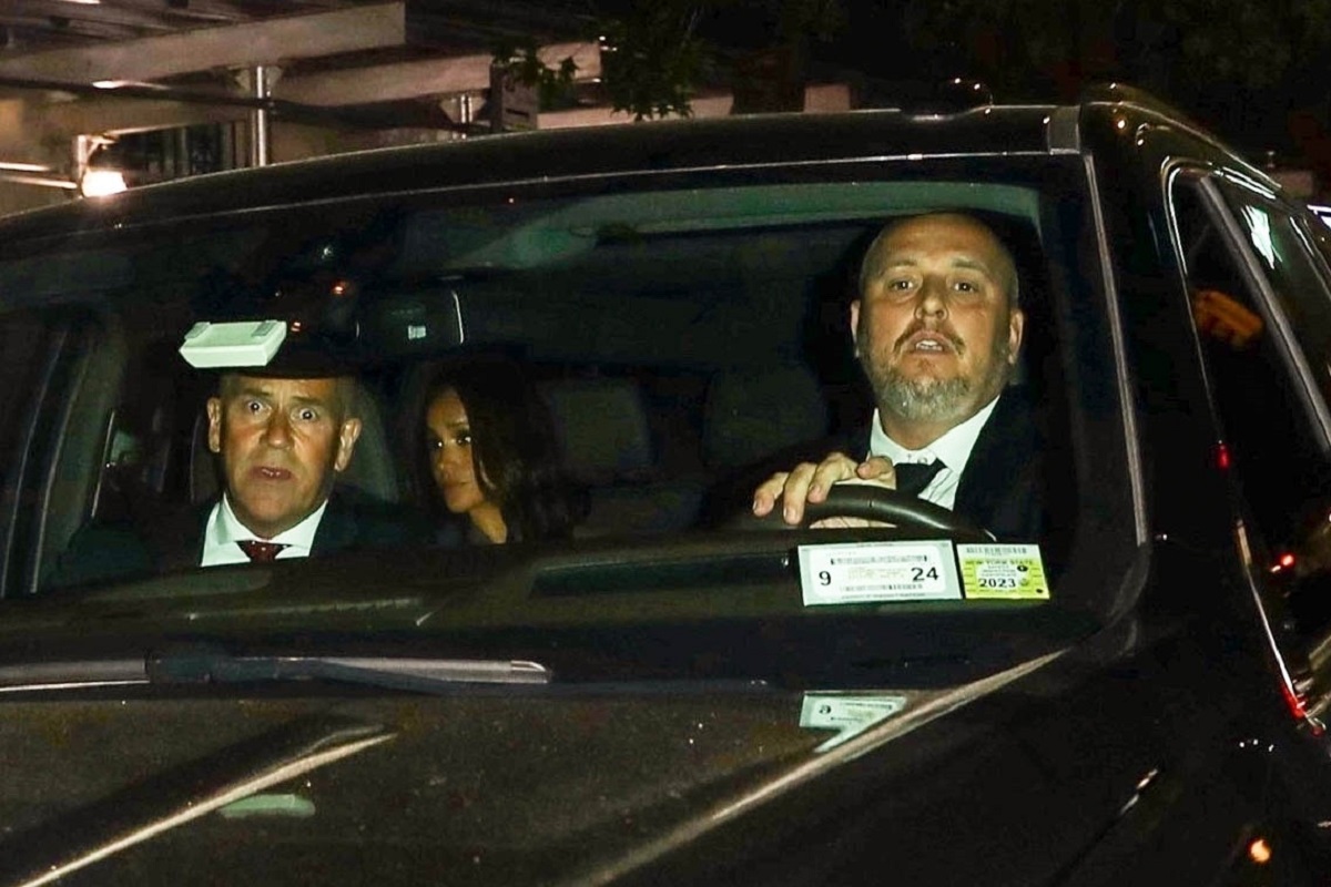 Doi șoferi care conduc mașina în care se pot observa Meghan Markle și Prințul Harry