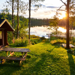 Imagine cu o casă situată la malul unui loc, un peisaj de vis din Finlanda