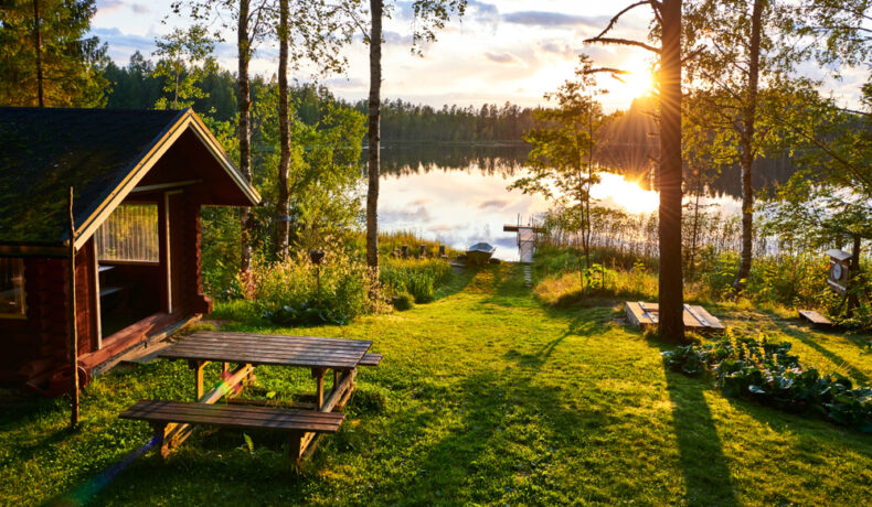Imagine cu o casă situată la malul unui loc, un peisaj de vis din Finlanda