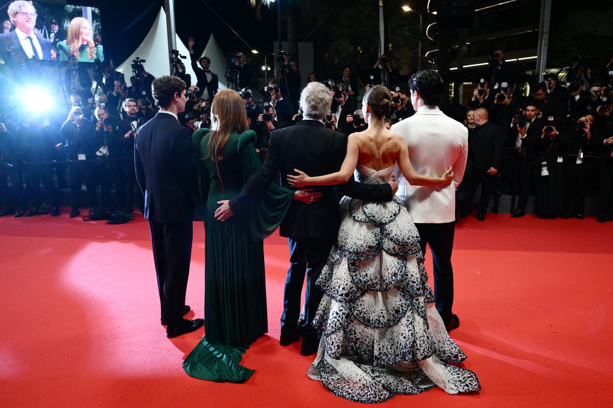 Rochia lui Natalie Portman, fotografiată de la spate, pe covorul roșu de la Cannes 2023
