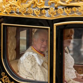 Regele Charles în trăsură, alături de Regina Camilla, înainte de încoronare