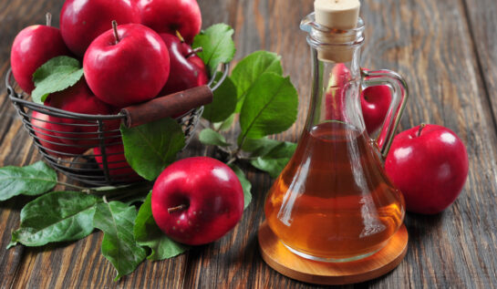 Oțetul de mere poate ajuta la pierderea în greutate. Care sunt beneficiile lui pentru organism