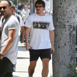 Pedro Pascal, pe stradă, cu părul ciufulit, în pantaloni scurți și tricou