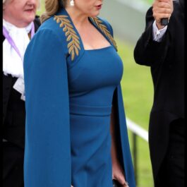 Penny Mordaunt, într-o rochie albastră, la ceremonia de încoronare a Regelui Charles