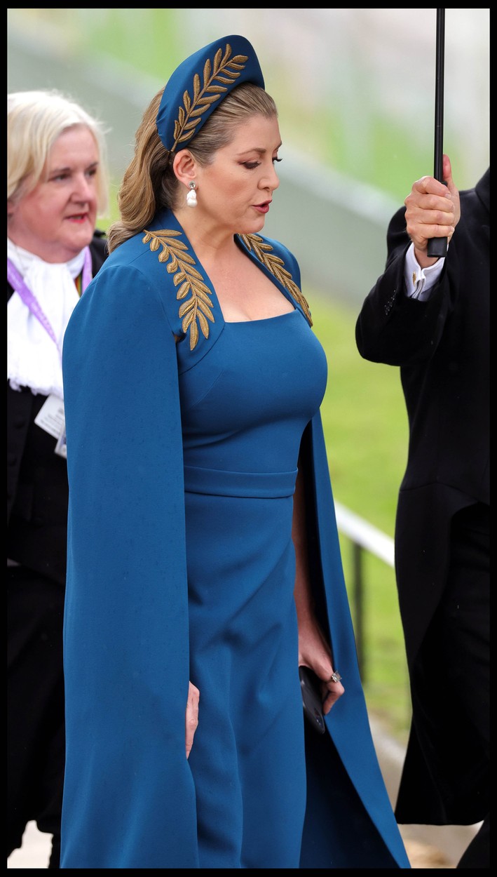 Penny Mordaunt, într-o rochie albastră, la ceremonia de încoronare a Regelui Charles