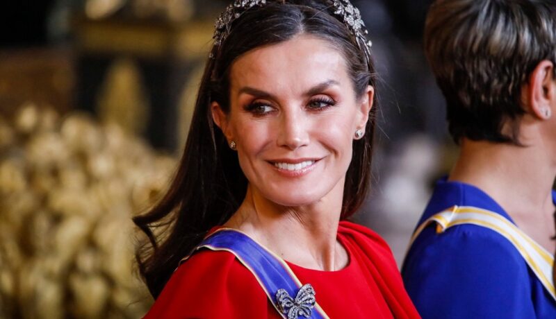 Regina Letizia a impresionat într-o rochie roșie. Majestatea Sa a participat la o cină organizată în onoarea președintelui Gustavo Francisco Petro