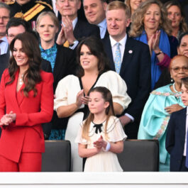 Kate Middleton, într-un costum roșu, alături de copiii ei, la concertul de încoronare