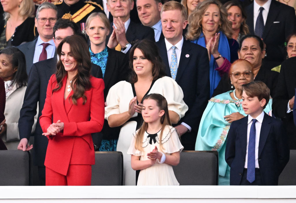 Kate Middleton, într-un costum roșu, alături de copiii ei, la concertul de încoronare