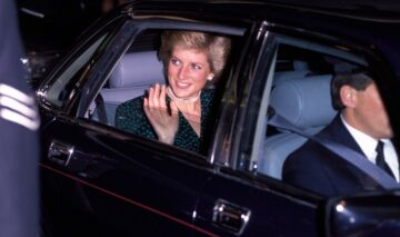 Prințesa Diana într-o mașină în timp ce face cu mâna oamenilor