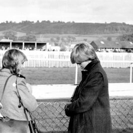 Pințesa Diana stând de vorbă cu Regina Camilla în fața unui hipobrom în anul 1980