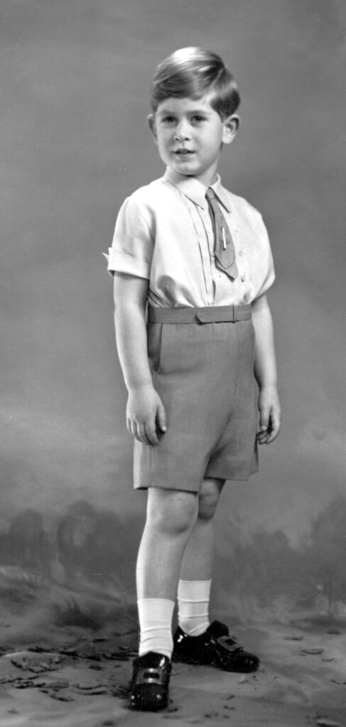 Imagine rară din copilăria Regelui Charles în timp ce Prințul Charles apare într-o pereche de pantaloni scurți în portretul surprins când avea vârsta de 5 ani, 1953