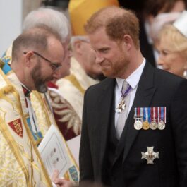 Prințul Harry cu o expresie ciudată pe față, singur, la Westminster Abbey