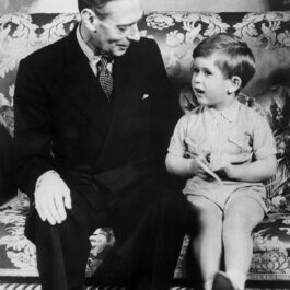 Prințul Charles alături de bunicul său, Regele George al VI-lea