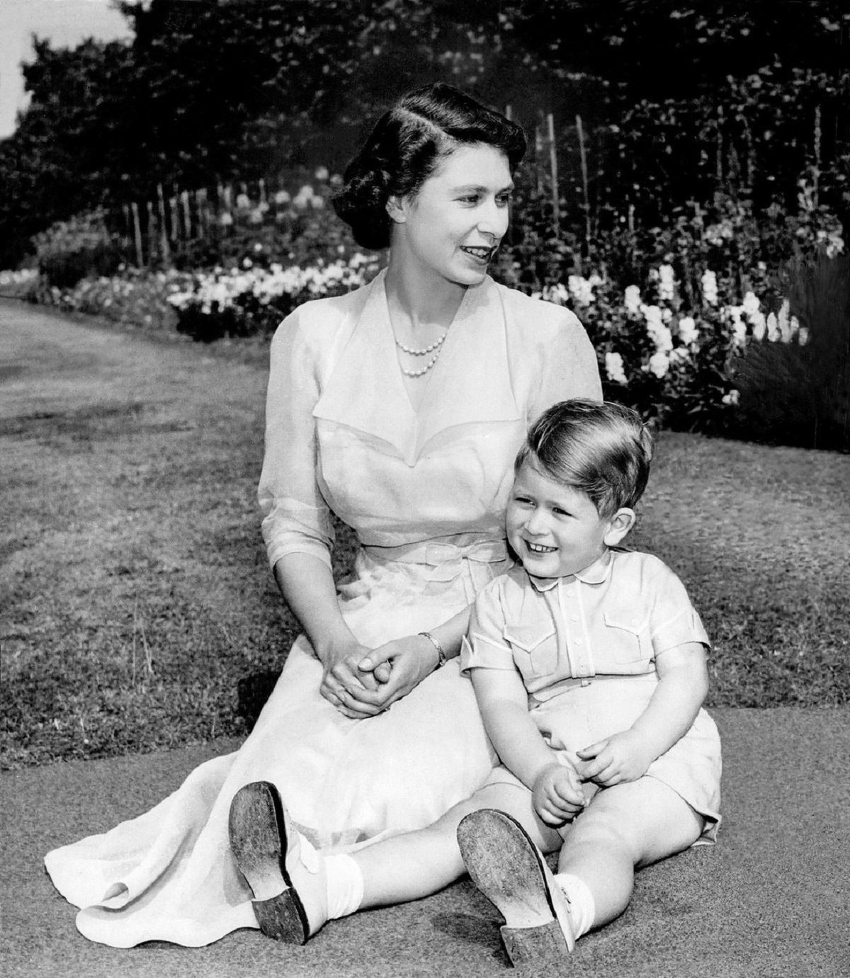 Regina Elisabeta alături de fiul său,Prințul Charles într-o fotografie surprinsă în copilăria Regelui Charles