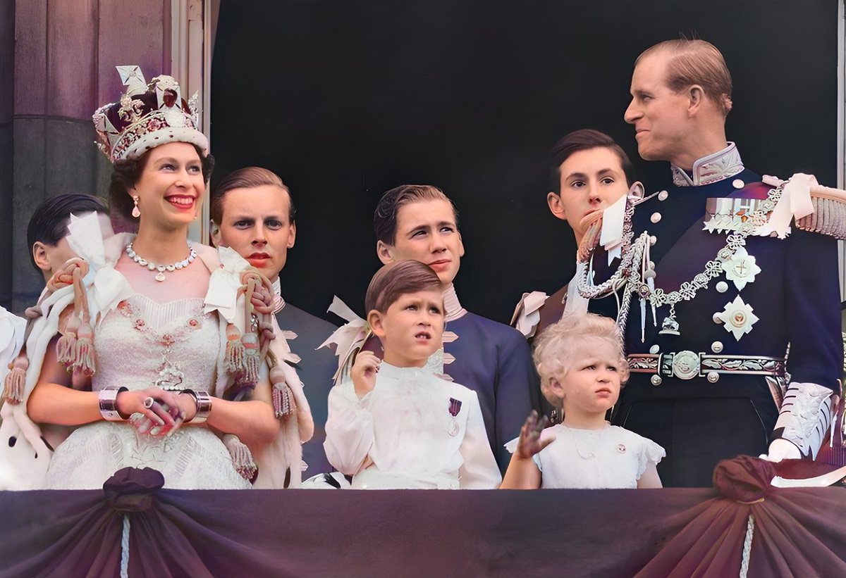 Prințul Charles alături de Regina Elisabeta, Prințul Philip și alți membrii ai familiei regale la balconul Palatului Buckingham