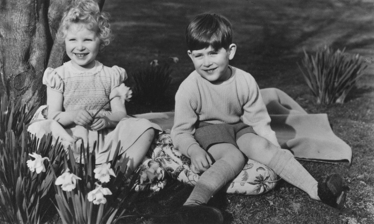 Prințul Charles alături de Prințesa Anne într-o imaginie din copilăria Regelui Charles, surprinsă în anul 1952