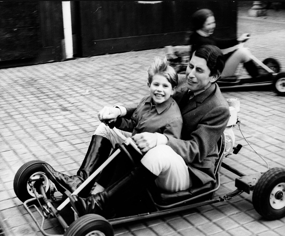 Prințul Charles alături de Prințul Edward în timp ce se dau cu mașinuța într-o imagine rară din copilăria Regelui Charles din 1969