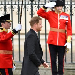 Prințul Harry în fața Westminster Abbey la încoronarea Regelui Charles