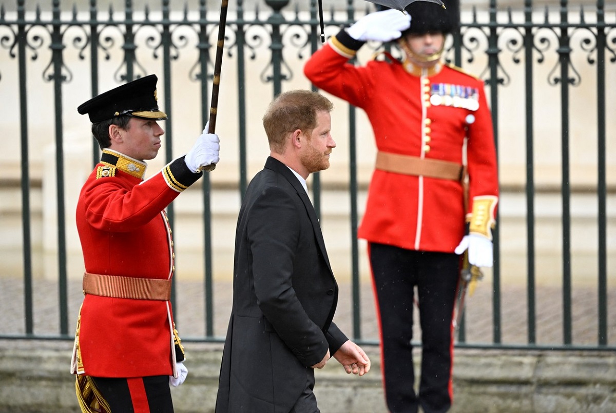 Prințul Harry în fața Westminster Abbey la încoronarea Regelui Charles