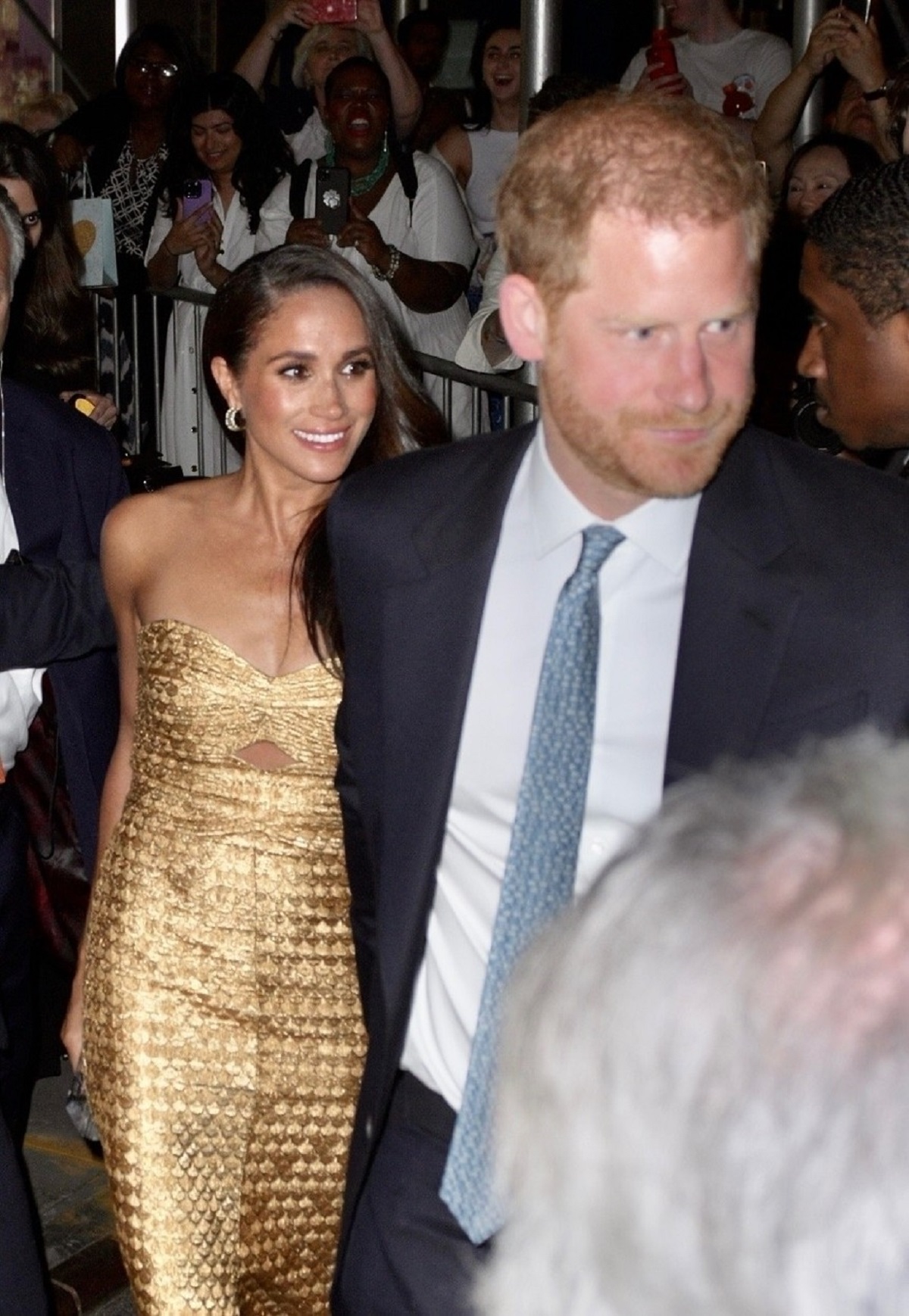 Meghan Markle într-o rochie aurie alături de Prințul Harry la New York