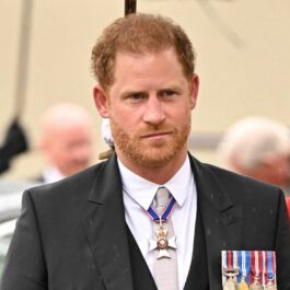 Prințul Harry, la costum, părăsind Marea Britanie după încoronarea Regelui Charles al III-lea