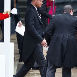 Prințul Harry în timp ce pleacă de la Westminster Abbey după încoronarea Regelui Charles al III-lea