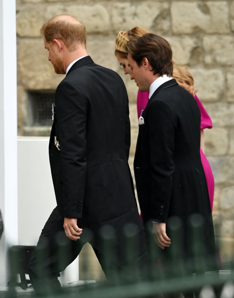 PRințul Harry alături de Prințesa Eugenie și soțul acestuia la încoronarea Regelui Charles al III-lea