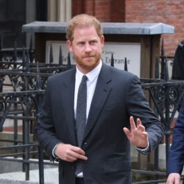 Prințul Harry îmbrăcat într-un costum gri în Londra