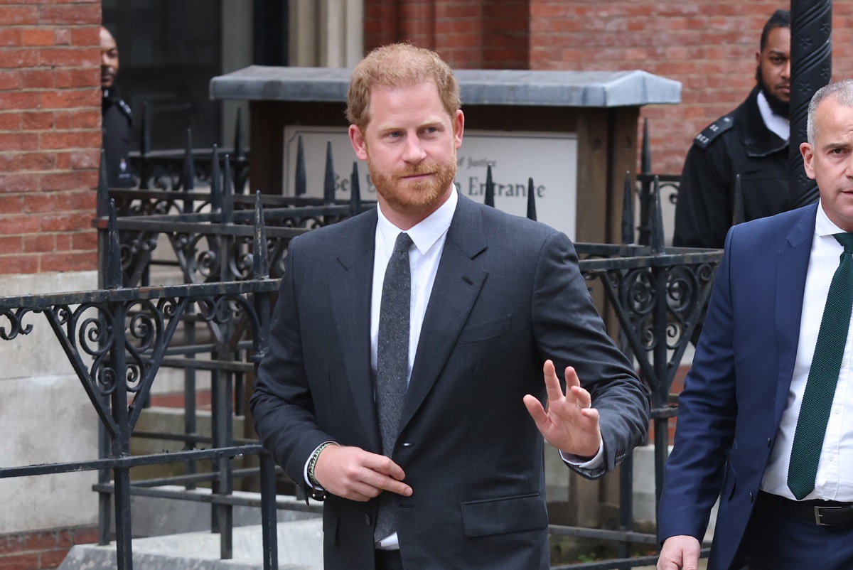 Prințul Harry îmbrăcat într-un costum gri în Londra