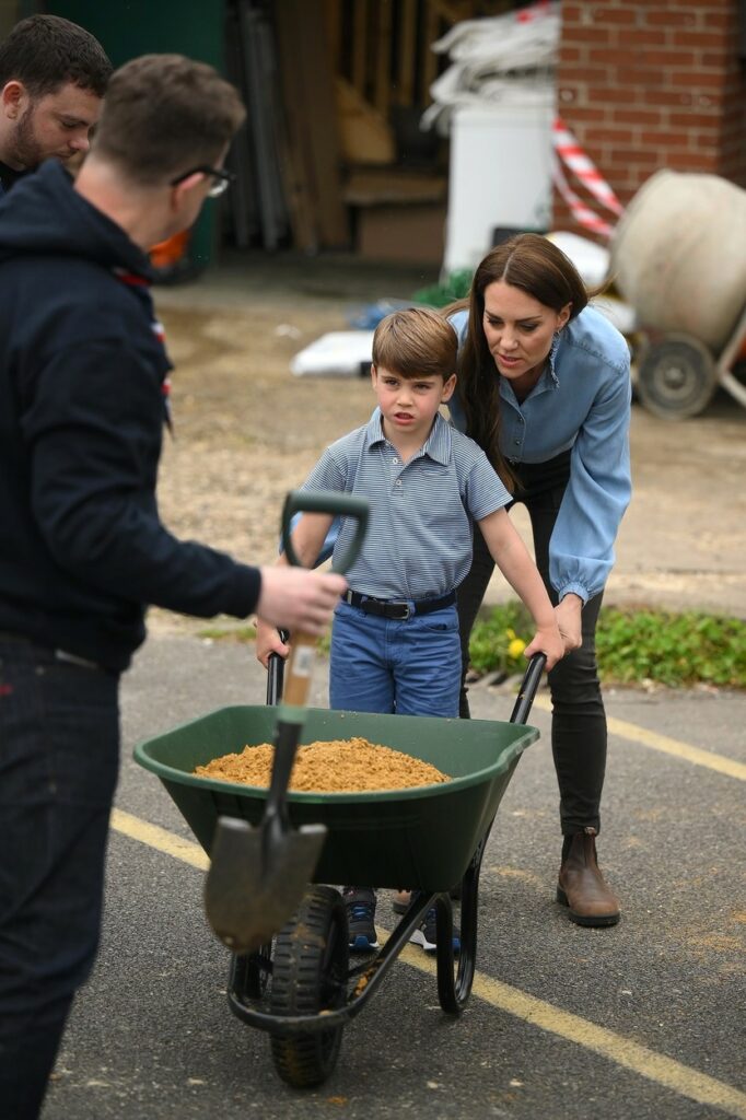 Kate Middleton îl ajută pe Prințul Louis să împingă o roabă cu pământ