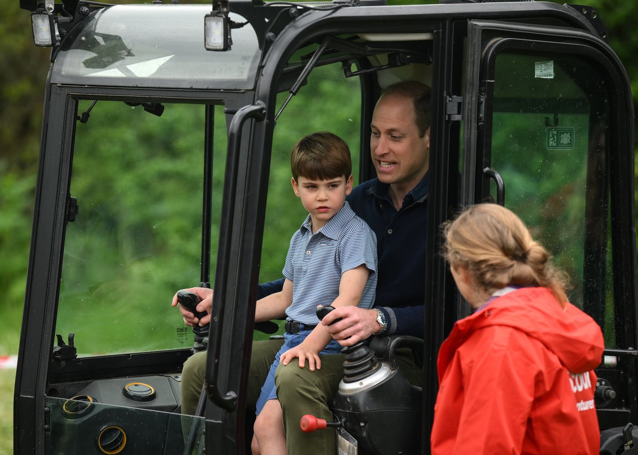 Prințul William conduce un tractor cu Prințul Louis în poală